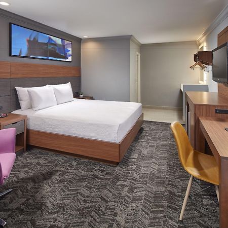 Studio Inn & Suites At Promenade Downey Bagian luar foto
