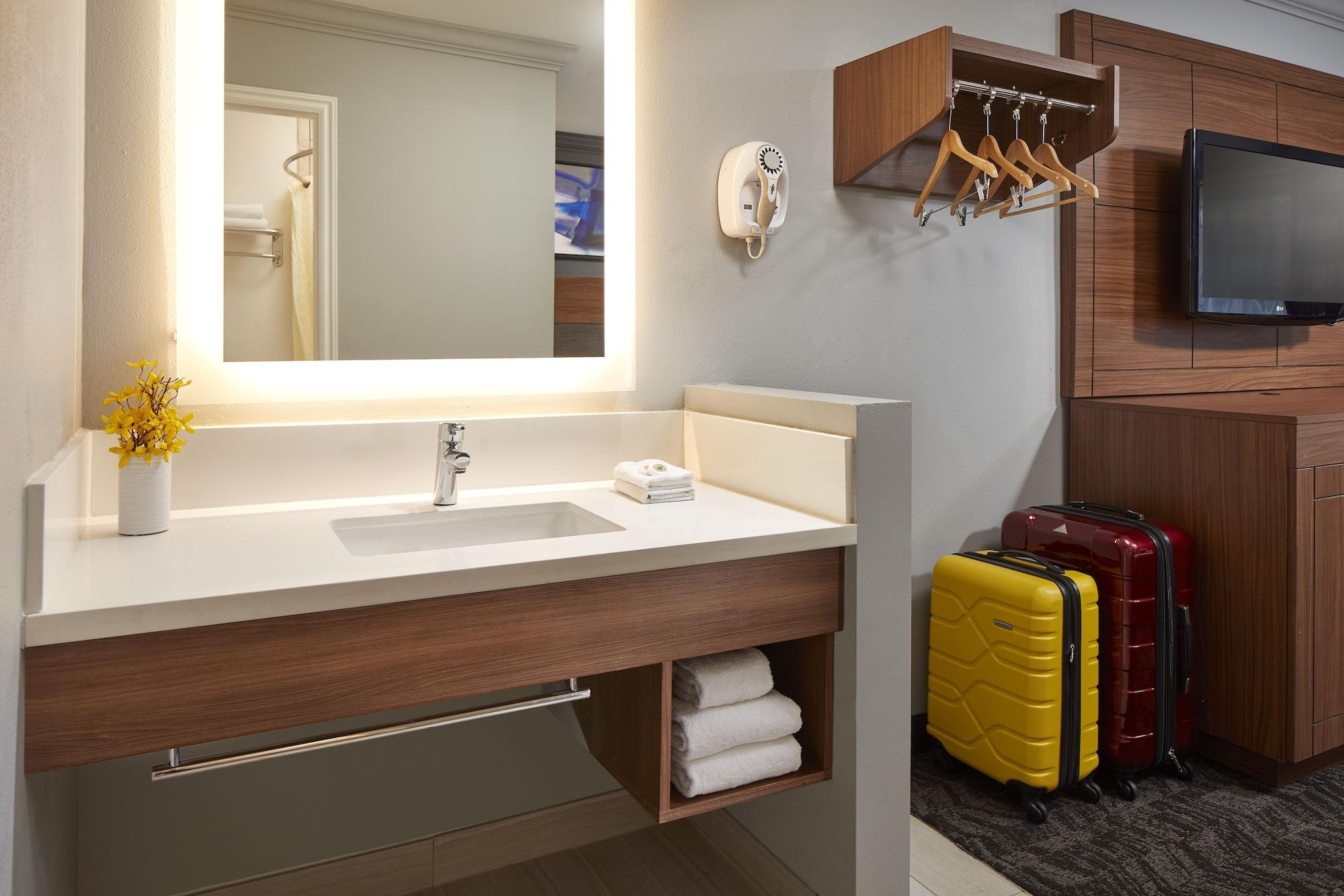 Studio Inn & Suites At Promenade Downey Bagian luar foto