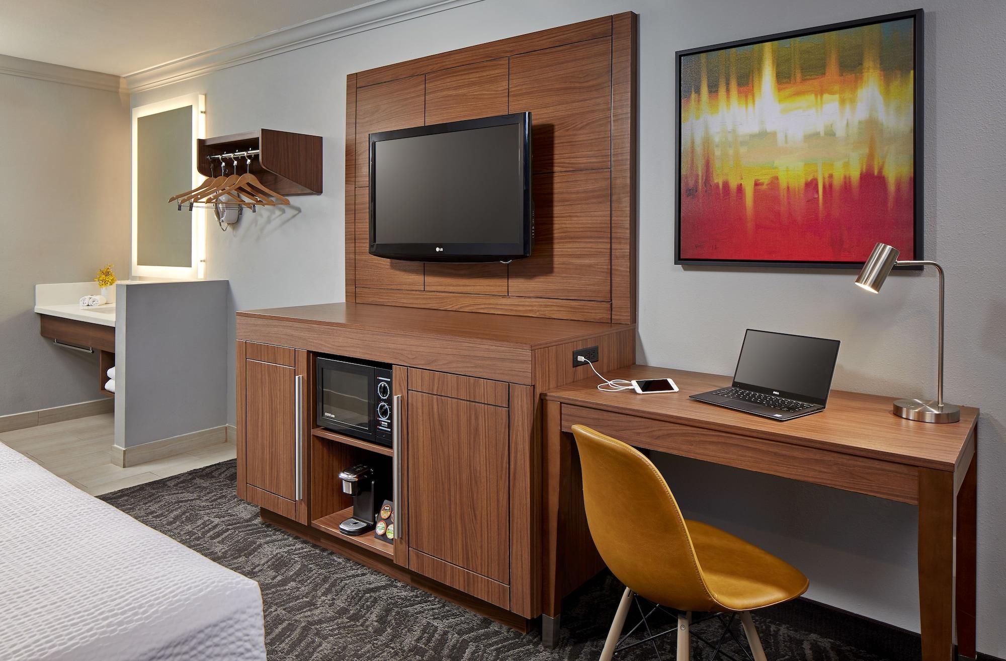 Studio Inn & Suites At Promenade Downey Bagian luar foto
