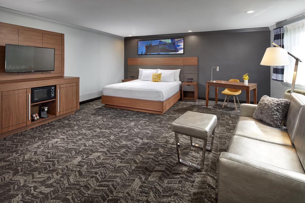 Studio Inn & Suites At Promenade Downey Bagian luar foto