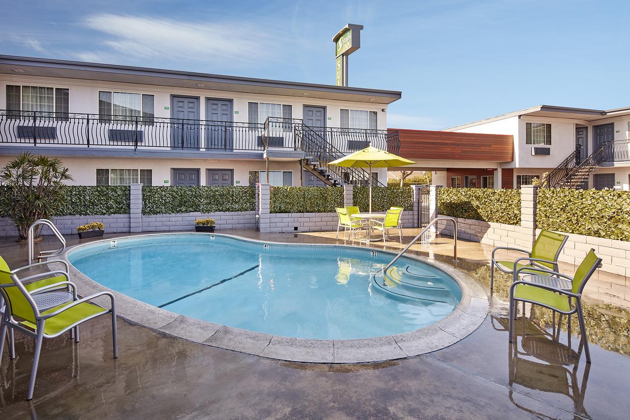 Studio Inn & Suites At Promenade Downey Bagian luar foto
