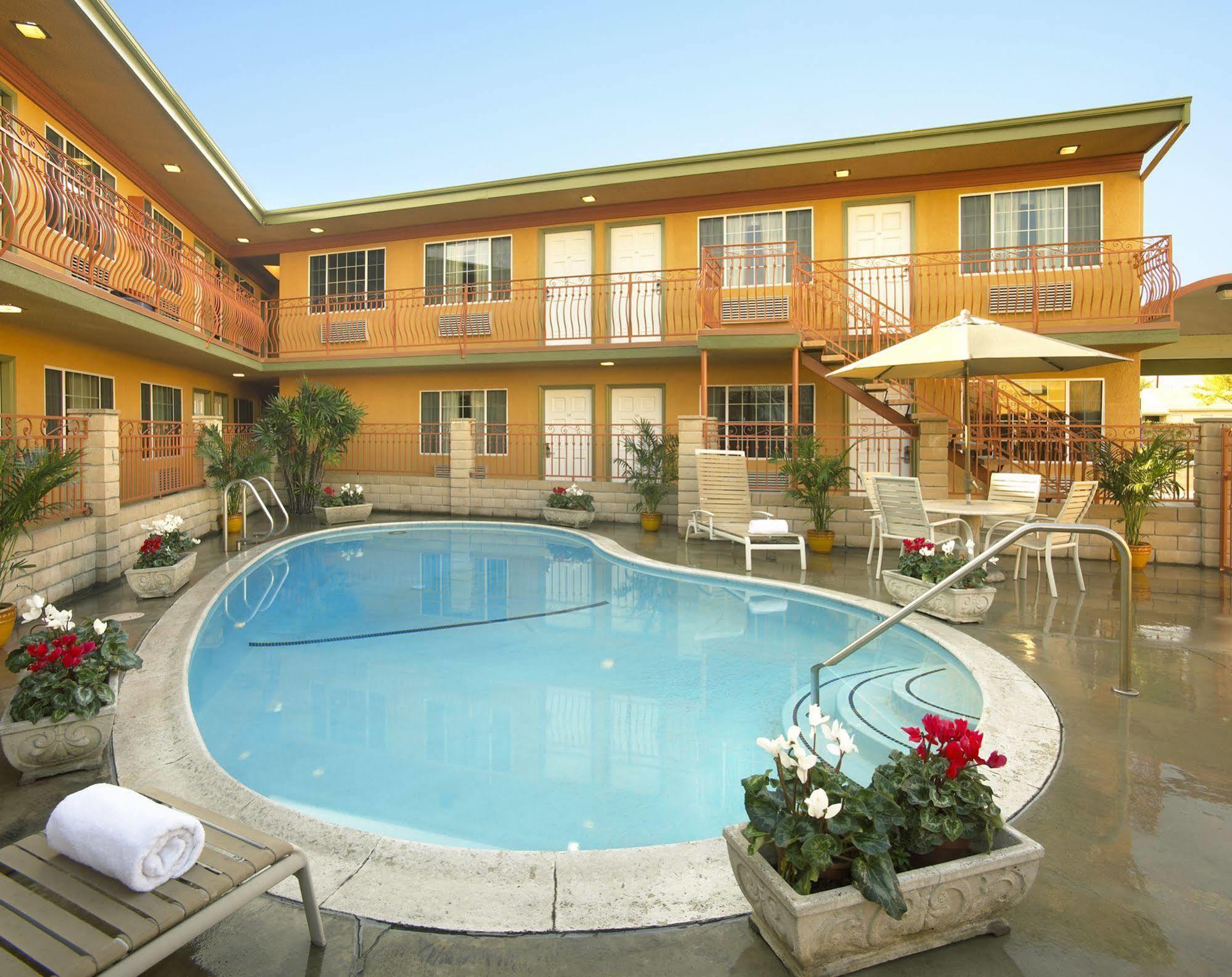 Studio Inn & Suites At Promenade Downey Bagian luar foto